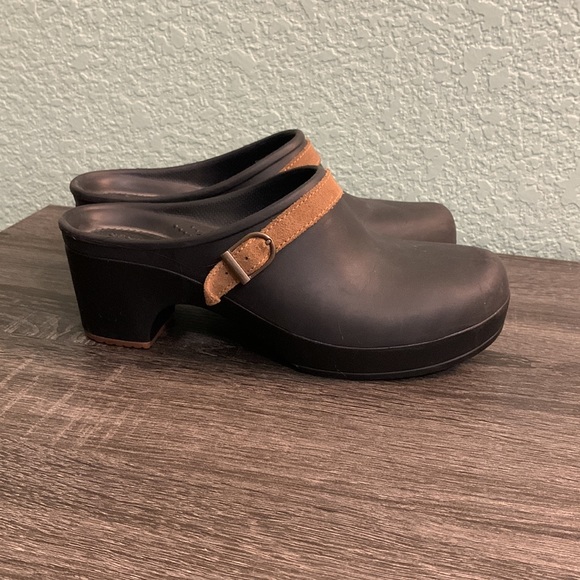 CROCS  Black & Tan Clogs Wedge Heels  - Size 10 - Picture 5 of 7